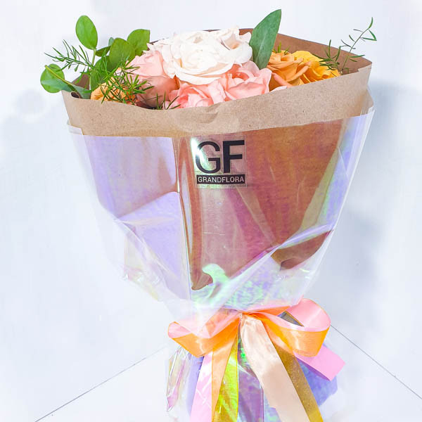 Цветочная радость – букет из разноцветных роз